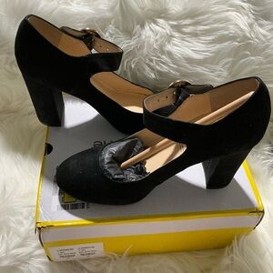 Black suede Mary Jane pumps. Sz 7 WD
